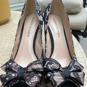 Great for cocktails party or wedding. Great condition! Worm 2 times.